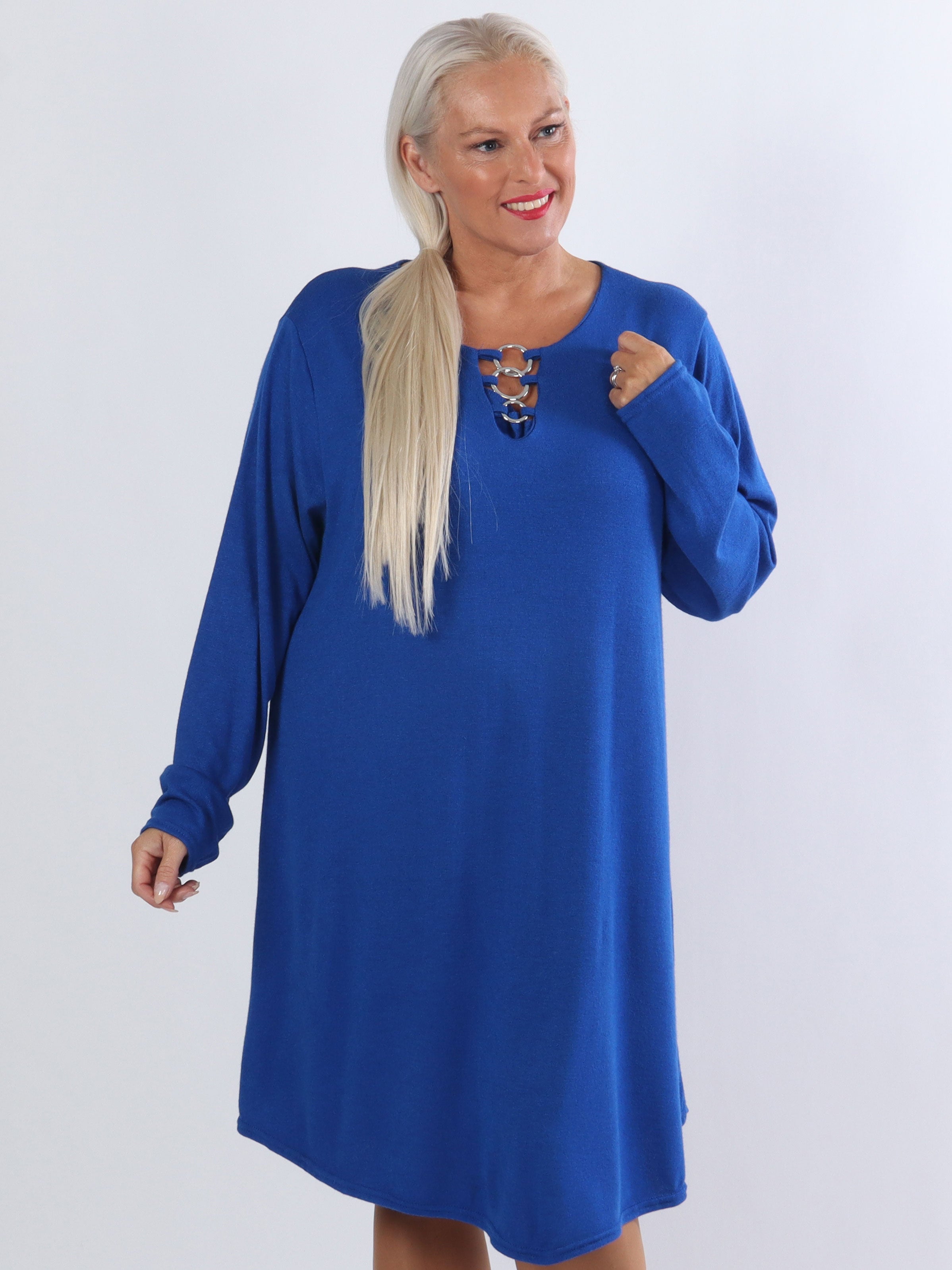 Sidsel - Dejlig blød plus size kjole med sølv ringe foran